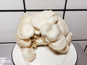 椒盐蘑菇的做法 步骤1