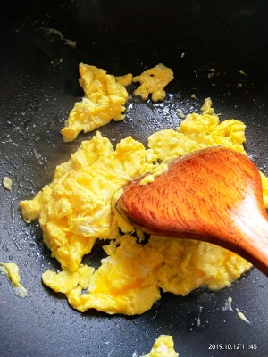 怎么做黑木耳青椒炒鸡蛋好吃 步骤1