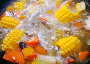 香菇玉米素蔬养生汤 没难度的做法 步骤4
