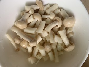 豆腐菌菇汤的做法 步骤2