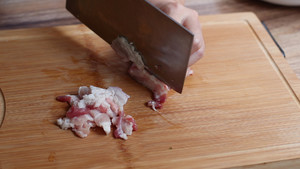教你小炒肉最简单的做法，好吃又下饭，每次做家人都嫌少的做法 步骤2