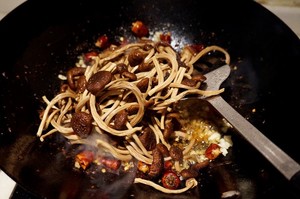 五花肉干锅茶树菇的做法 步骤4