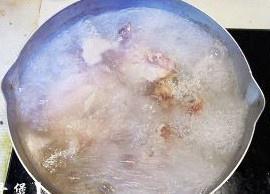 莲藕玉米排骨汤的做法 步骤2