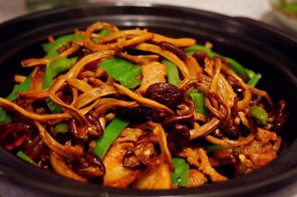 五花肉干锅茶树菇的做法