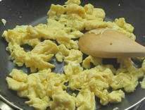 西葫芦炒鸡蛋的做法 步骤3